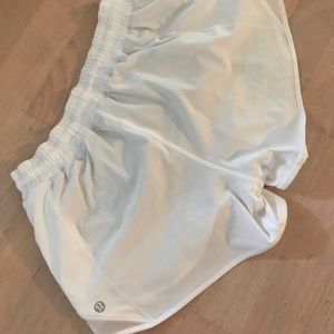Lululemon women’s Hotty Hot Short ll 2.5”